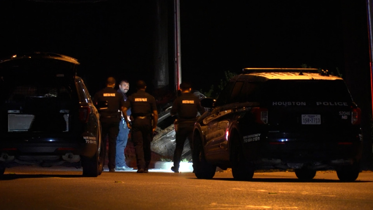 36-year-old DJ killed after being ejected from car in rollover crash, Houston police say — KHOU 11 (Houston), Dallas Community news